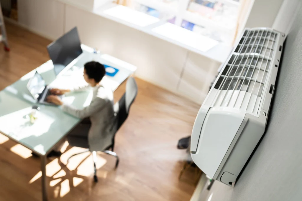 Climatiseur mural dans un bureau